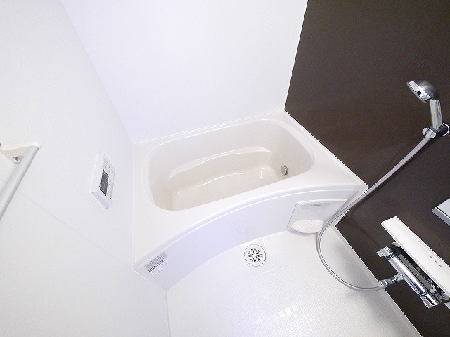 バス・シャワールーム　コンパクトで使いやすいお風呂です