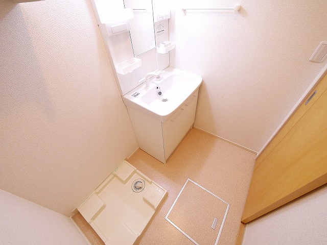 洗面設備　明るい洗面所です