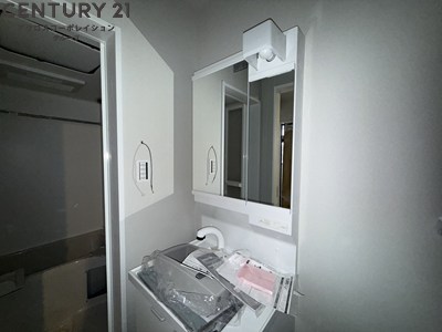 洗面設備　二面鏡の独立洗面台です