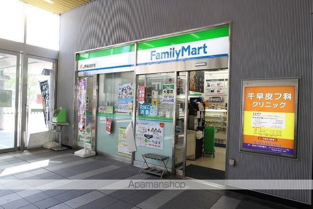コンビニ　ファミリーマートＪＲ箱崎駅店（コンビニ）まで1074m