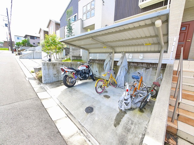 その他共有部分　屋根付きの駐輪場があります