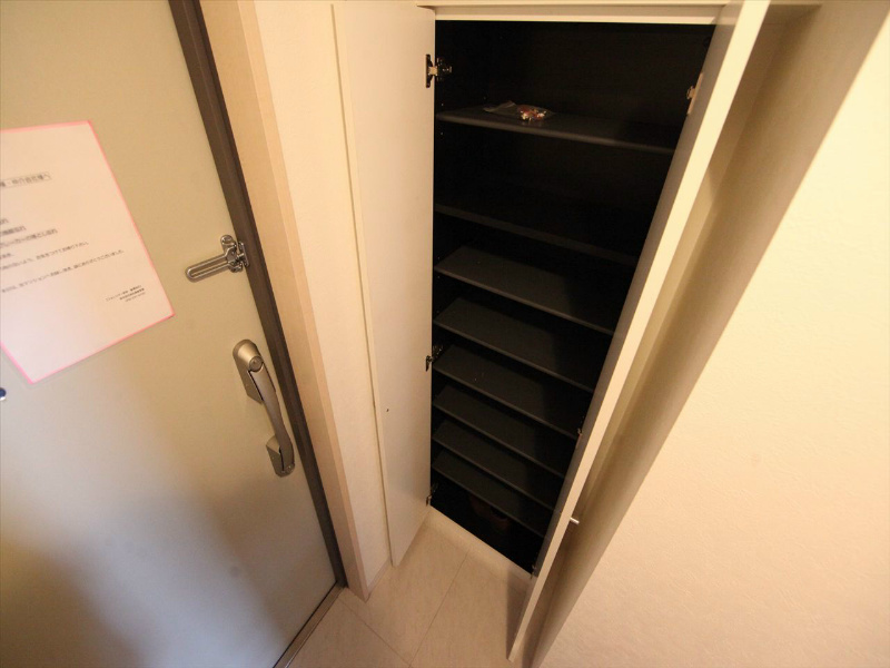 玄関　玄関　シューズボックス付（収納充実してます）