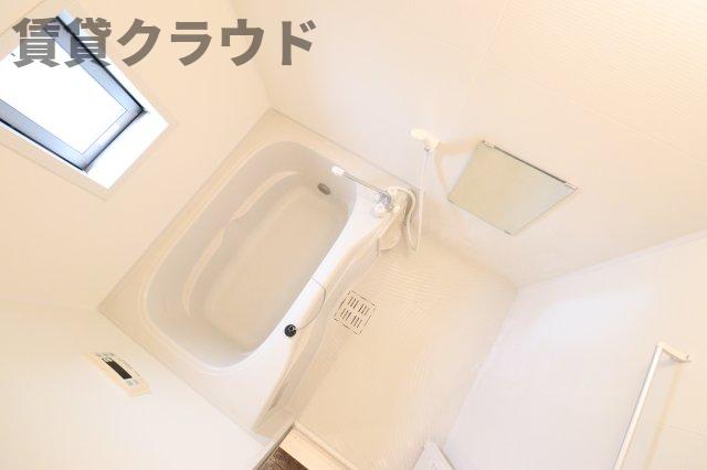 バス・シャワールーム　浴室に窓があるので、ちょっとした換気ができるのがポイント！
