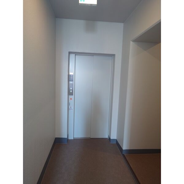 庭　エレベーターホール