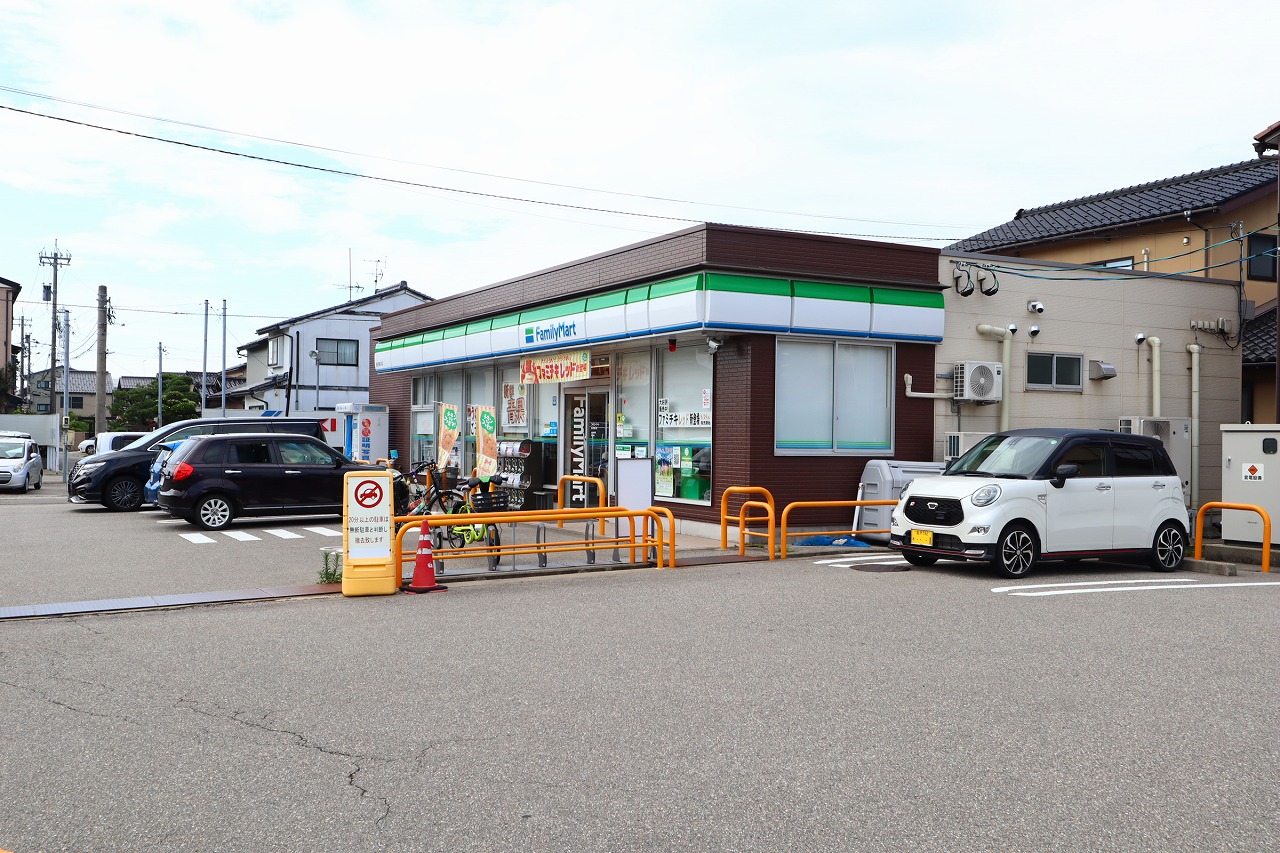 コンビニ　ファミリーマート金沢菊川店（コンビニ）まで542m