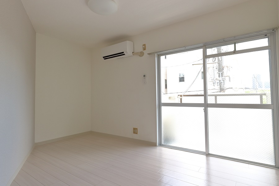 居室・リビング　エアコン付き　日当たり良し。