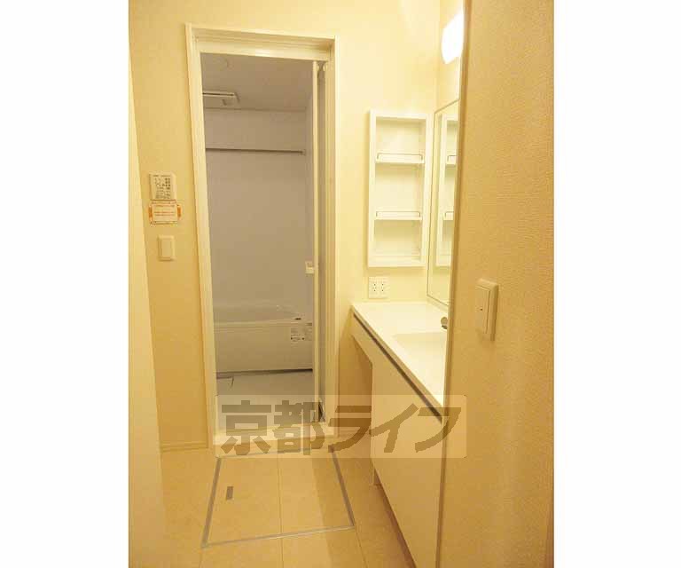 洗面設備　脱衣所も広々としています。