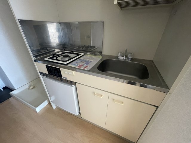 キッチン　同物件別号室の写真です。