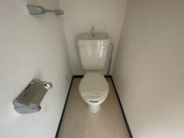 トイレ　同物件別号室の写真です。