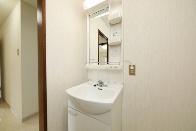 洗面設備　独立洗面台、朝の身支度には欠かせません