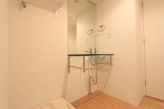 洗面設備　ガラス製の洒落た化粧台です。（イメージ画像）