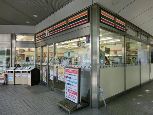 コンビニ　セブンイレブン（コンビニ）まで913m
