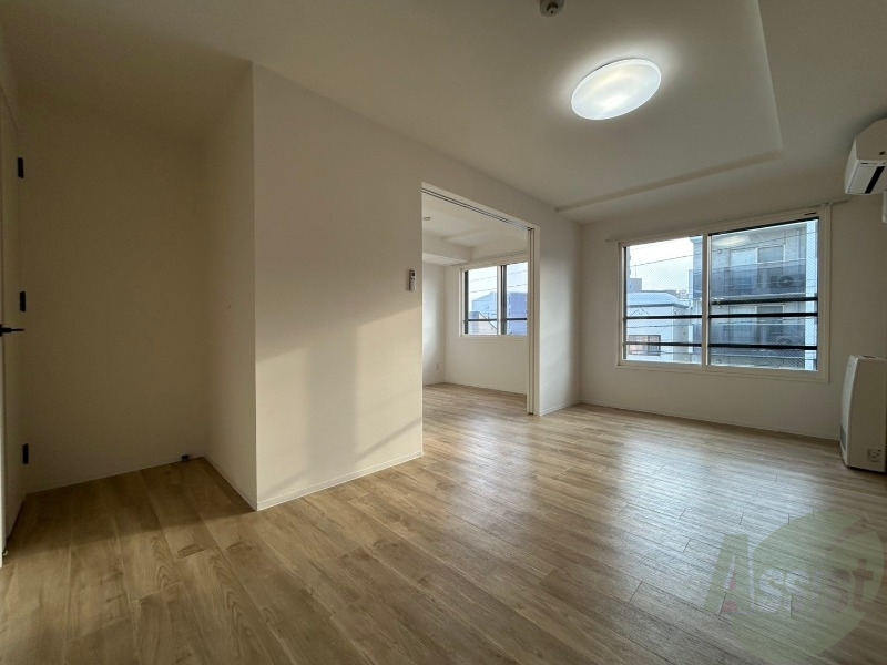 居室・リビング　日当たりが良くて心地よく過ごせそうなお部屋です。