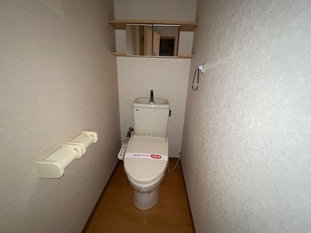 トイレ　落ち着いた色調のトイレです