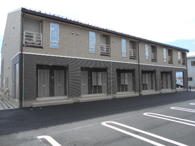 建物外観　建物玄関側（北面）を北東方向より撮影