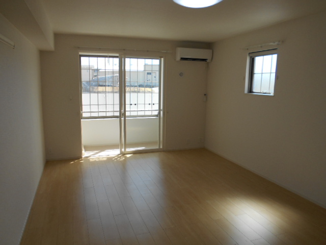 居室・リビング　南面居室（エアコン完備）・西面に換気採光窓有り