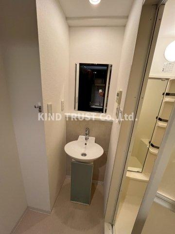 洗面設備　明るい洗面所です