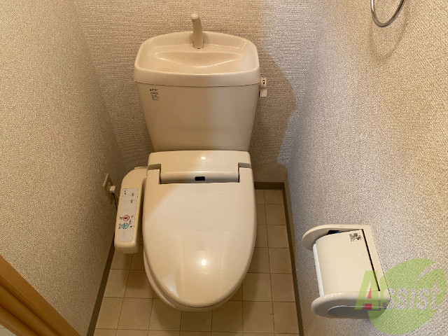 トイレ　ウォシュレット機能がついているので安心ですね。