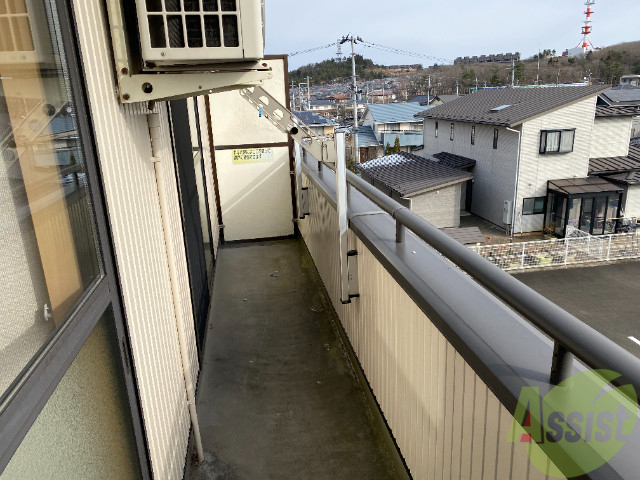 バルコニー　バルコニーは陽当たり良好で、洗濯物も乾きやすいですね。