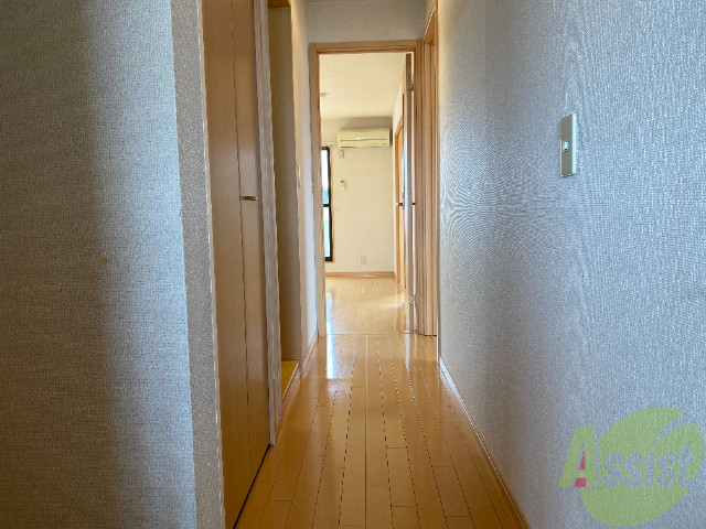 玄関　外から玄関を撮影してみました。広いリビングに繋がっています。