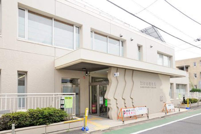 図書館　豊島区立目白図書館（図書館）まで242m