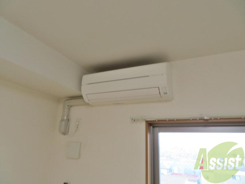 その他設備　部屋の角にエアコンが見ての通りですね、快適約束！