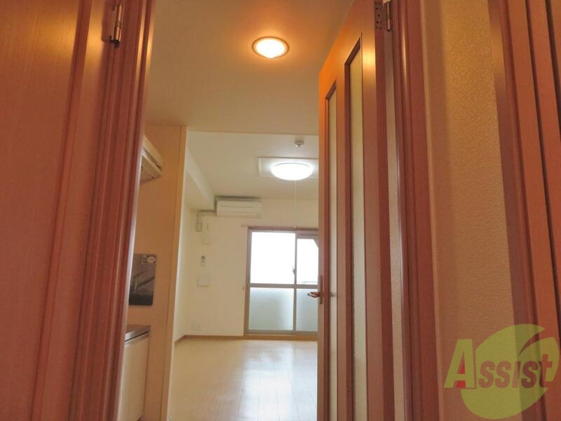 玄関　玄関まで太陽光が入っていますね。