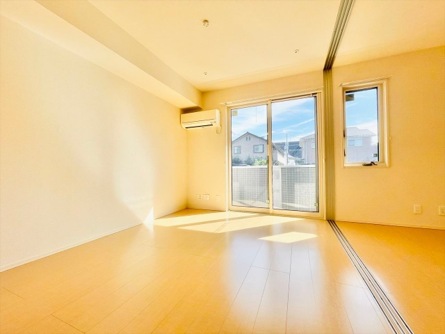 居室・リビング　同一建物内１０３号室内装写真転載