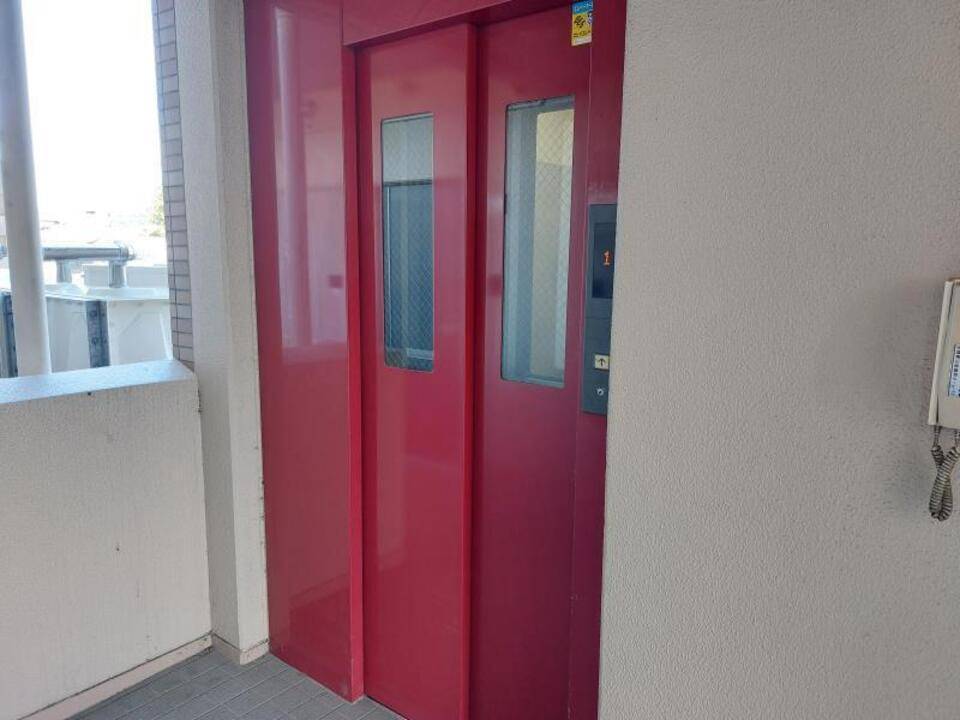 エントランス　エレベーター