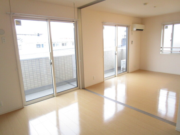 居室・リビング　参考写真（同物件別部屋）