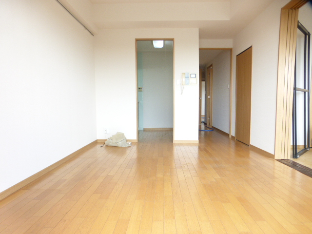 居室・リビング　リビング約10.5帖　明るい室内