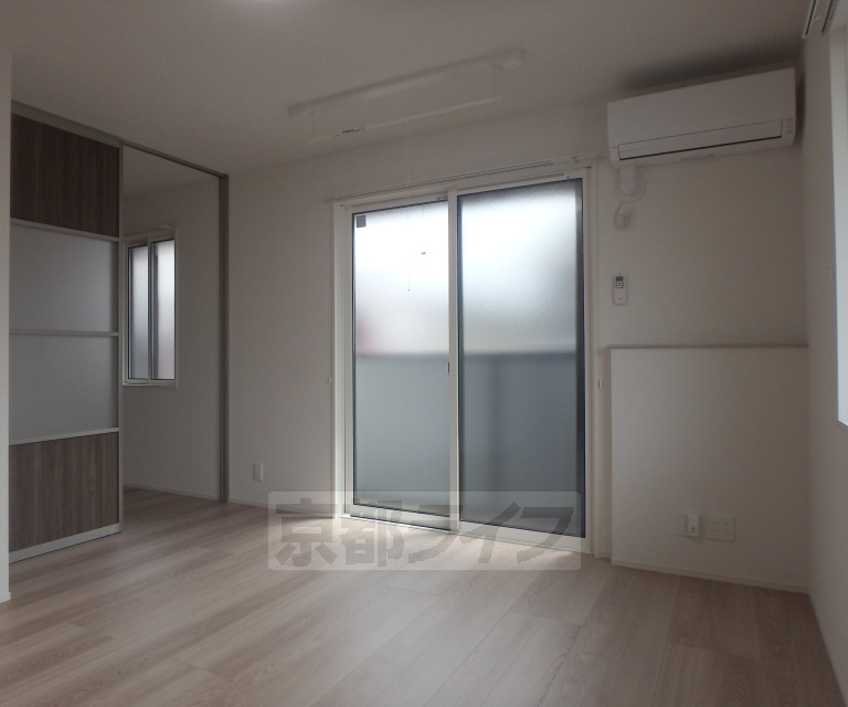 居室・リビング　大きな窓のあるお部屋です。