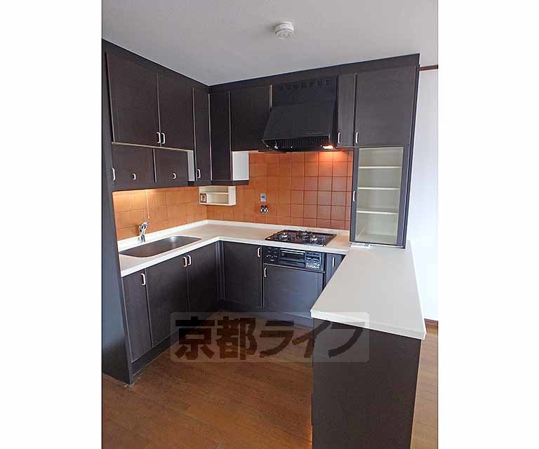 キッチン　コの字型のワイドなシステムキッチンです。