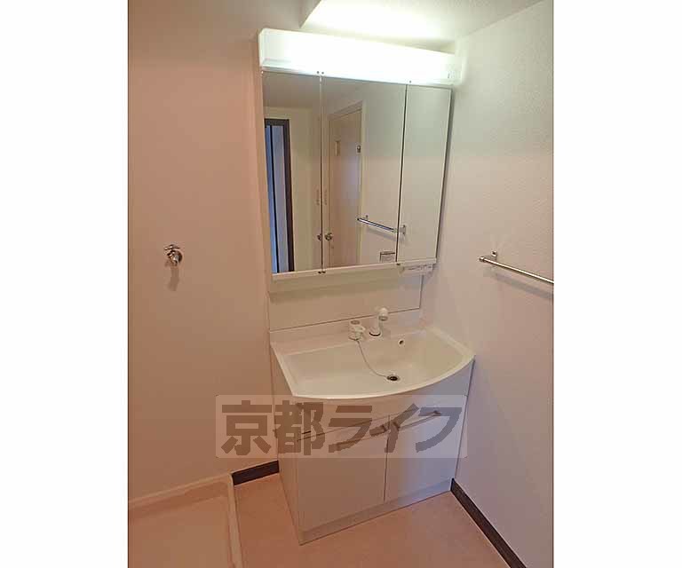 洗面設備　綺麗な洗面化粧台です。