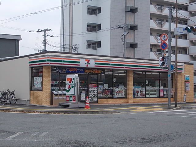コンビニ　セブンイレブン（コンビニ）まで650m