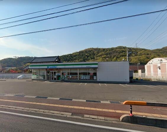 コンビニ　ファミリーマート（コンビニ）まで517m