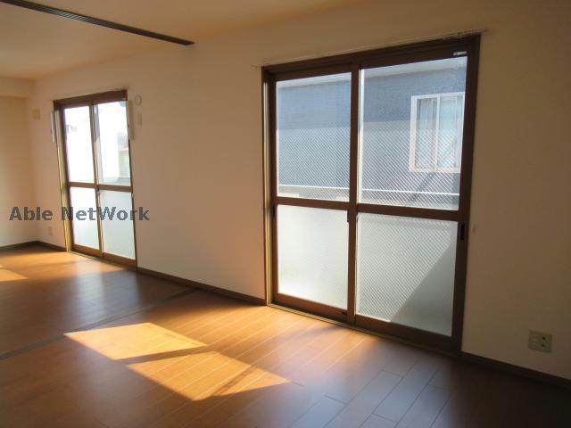 居室・リビング　※同物件別部屋