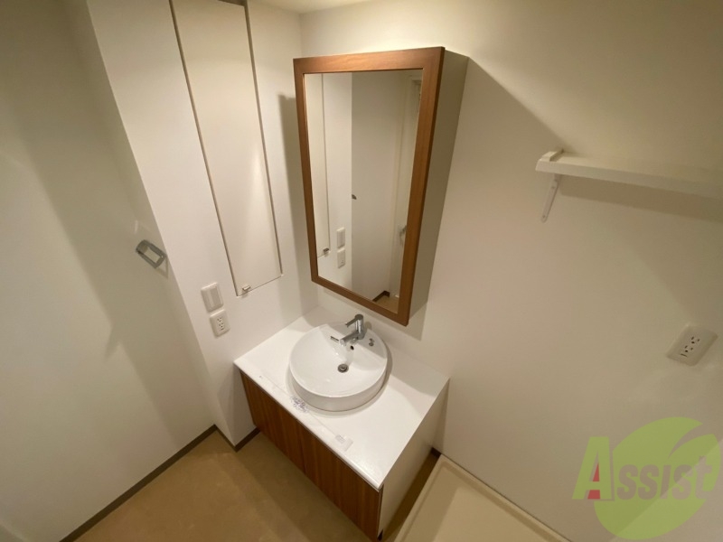 洗面設備　独立洗面台です。大きくてよいですね。シャンプーもできます。