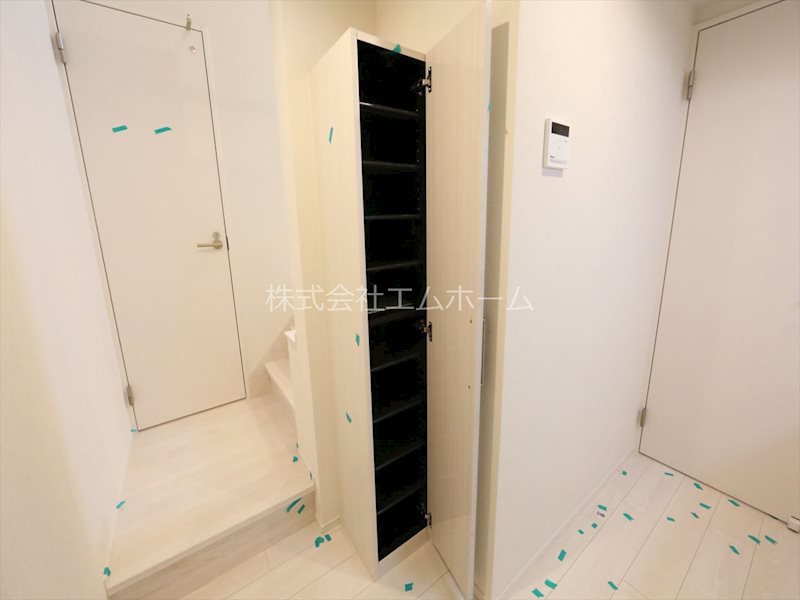 玄関　玄関　シューズボックス付（収納充実してます）　同仕様写真