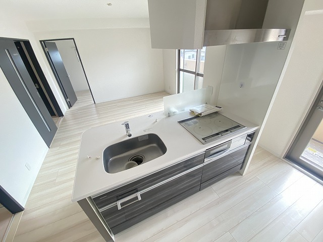 キッチン　３口ＩＨコンロ付きシステムキッチン！