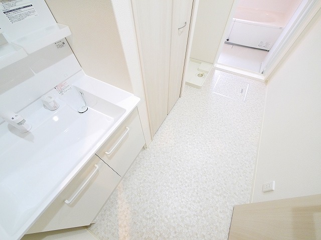 洗面設備　明るい洗面所です