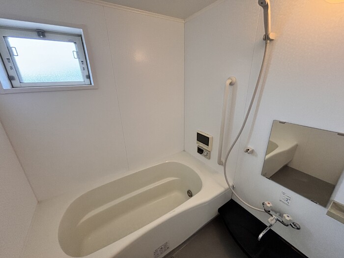 バス・シャワールーム　追い焚き付きのお風呂です♪