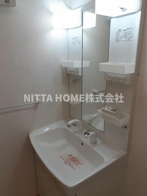 洗面設備　シャワー付き洗面台で身支度はバッチリ◎