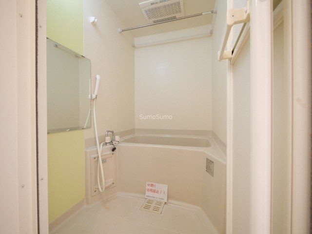 バス・シャワールーム　コンパクトで使いやすいお風呂です