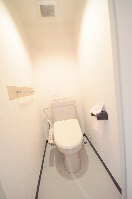 トイレ　別号室の写真です（反転）