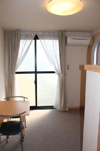 居室・リビング　家具家電付きですぐに生活ができます(写真は２Ｆ居室です)