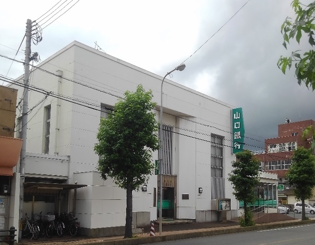 銀行　山口銀行小野田支店（銀行）まで450m