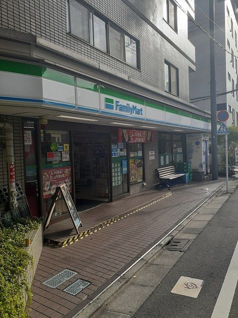 コンビニ　ファミリーマート（コンビニ）まで176m