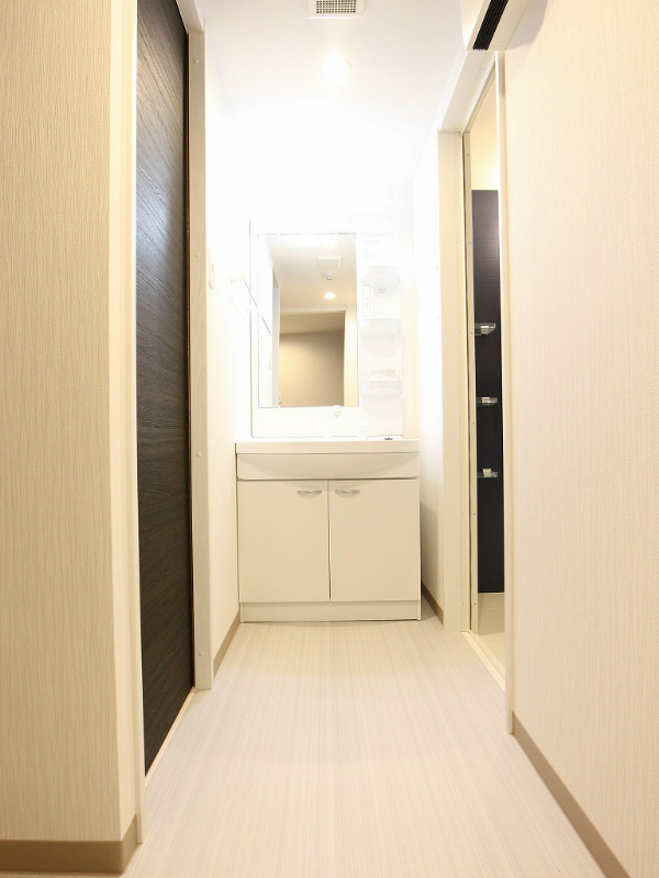 洗面設備　広々とした洗面所。