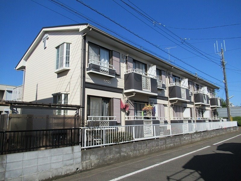 建物外観　礼金無し、周辺にスーパーやコンビニが揃ってます。
